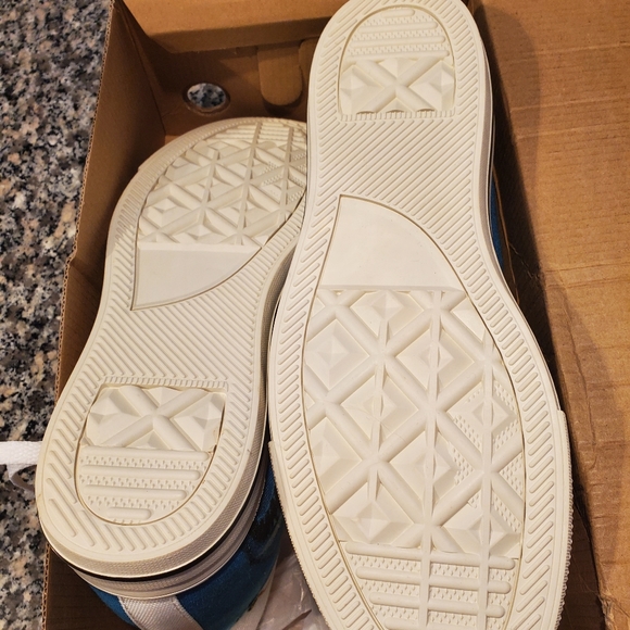 High top sneaker, JAWS 🦈 theme - Picture 6 of 6